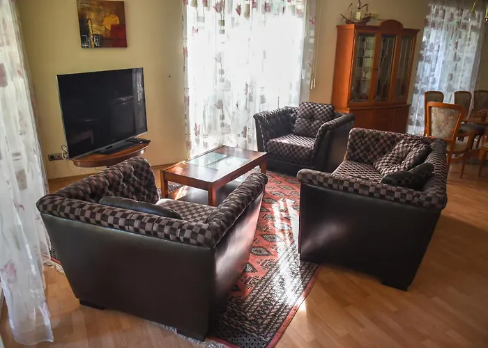 Apartmanhaz 公寓 *