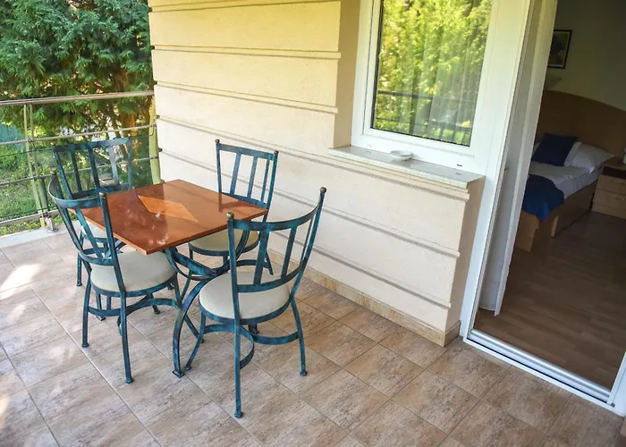 Apartmanhaz 公寓 *