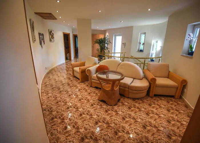 Apartmanhaz * שיופוק