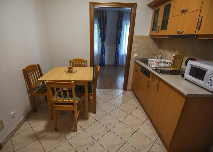 Apartmanhaz דירה שיופוק